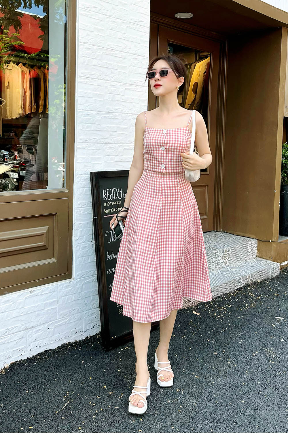 Áo croptop hai dây họa tiết caro 