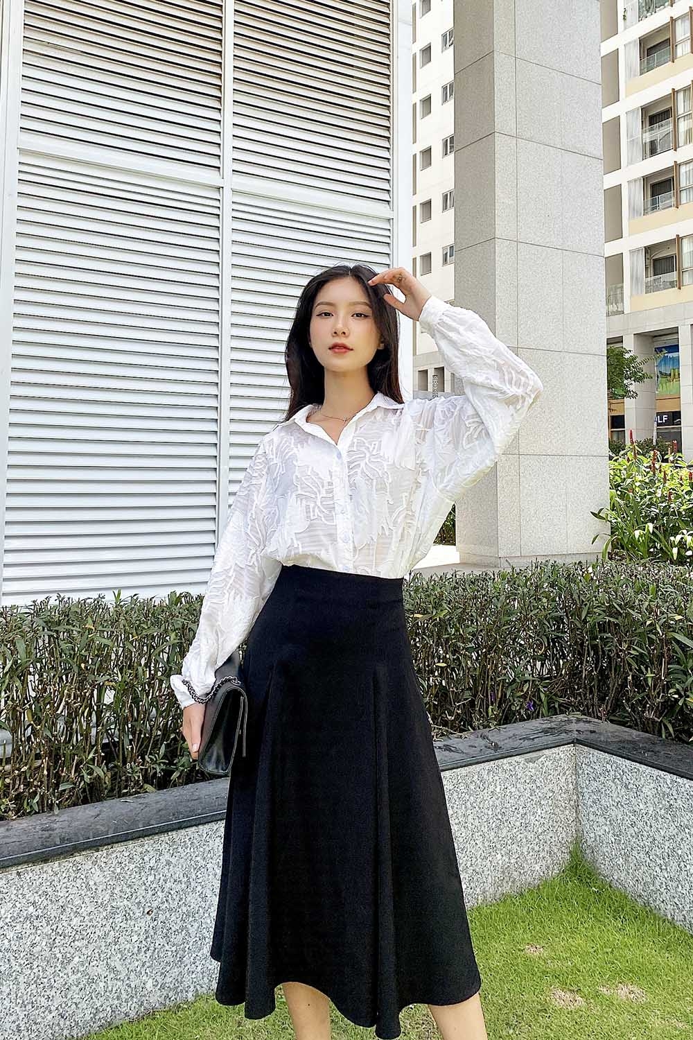 Áo sơ mi trắng in họa tiết nổi xuyên thấu