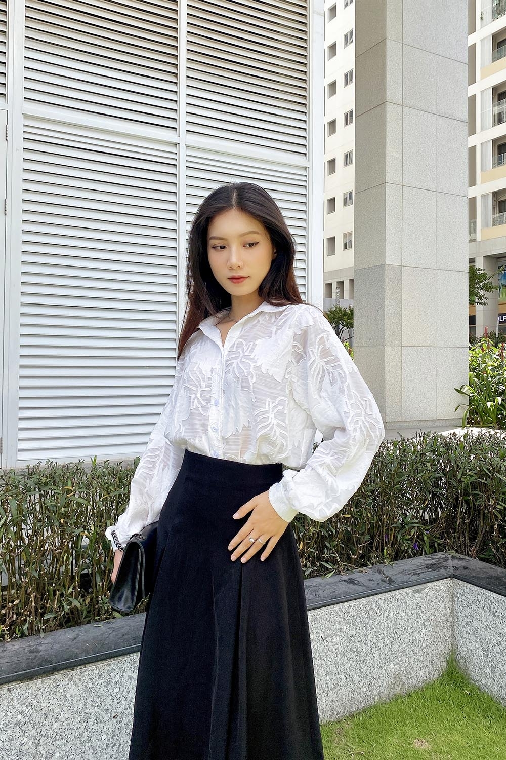 Áo sơ mi trắng in họa tiết nổi xuyên thấu