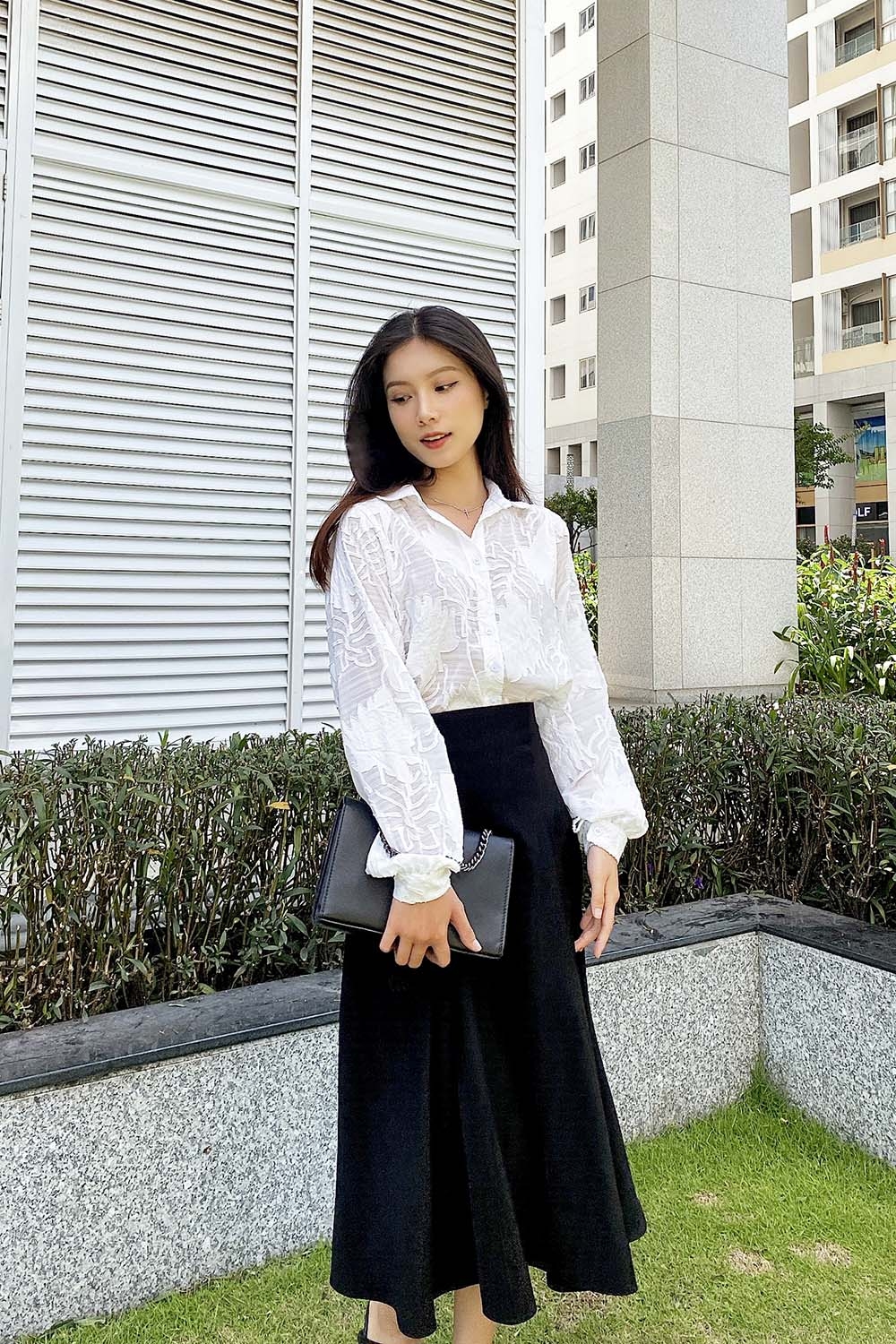 Áo sơ mi trắng in họa tiết nổi xuyên thấu