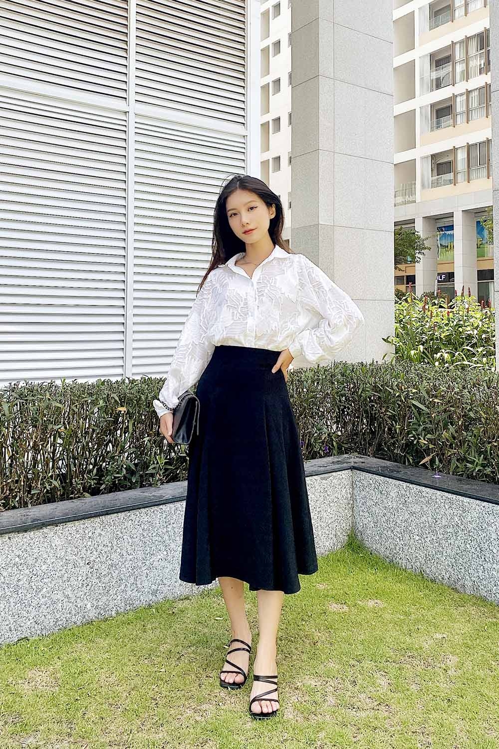 Áo sơ mi trắng in họa tiết nổi xuyên thấu