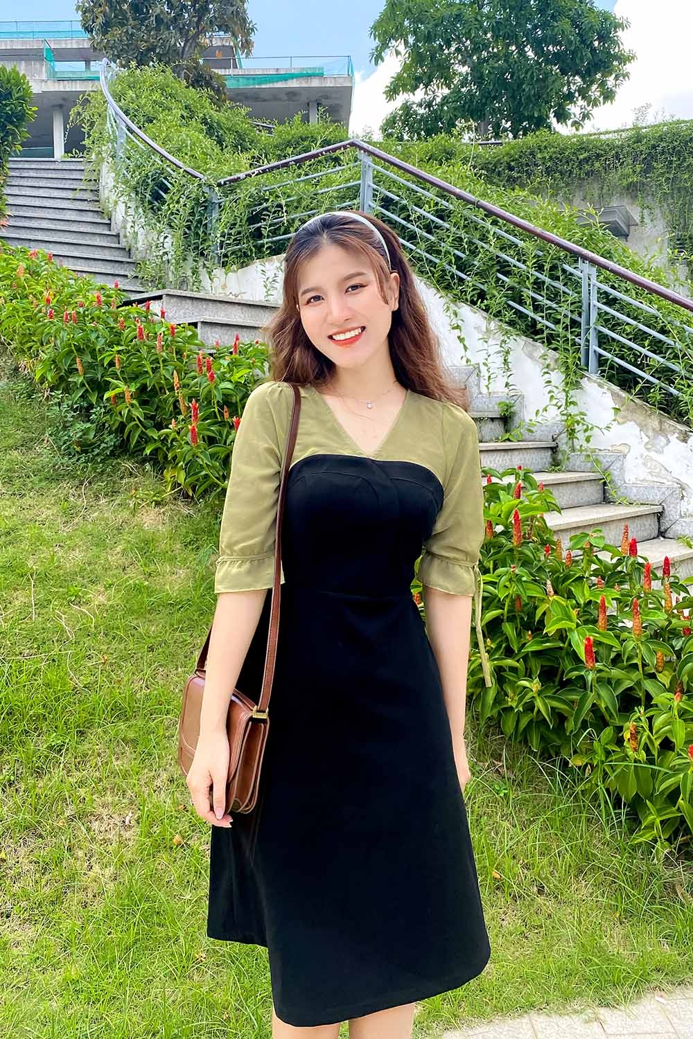 Đầm đen chữ A cổ V tay lỡ phối màu 