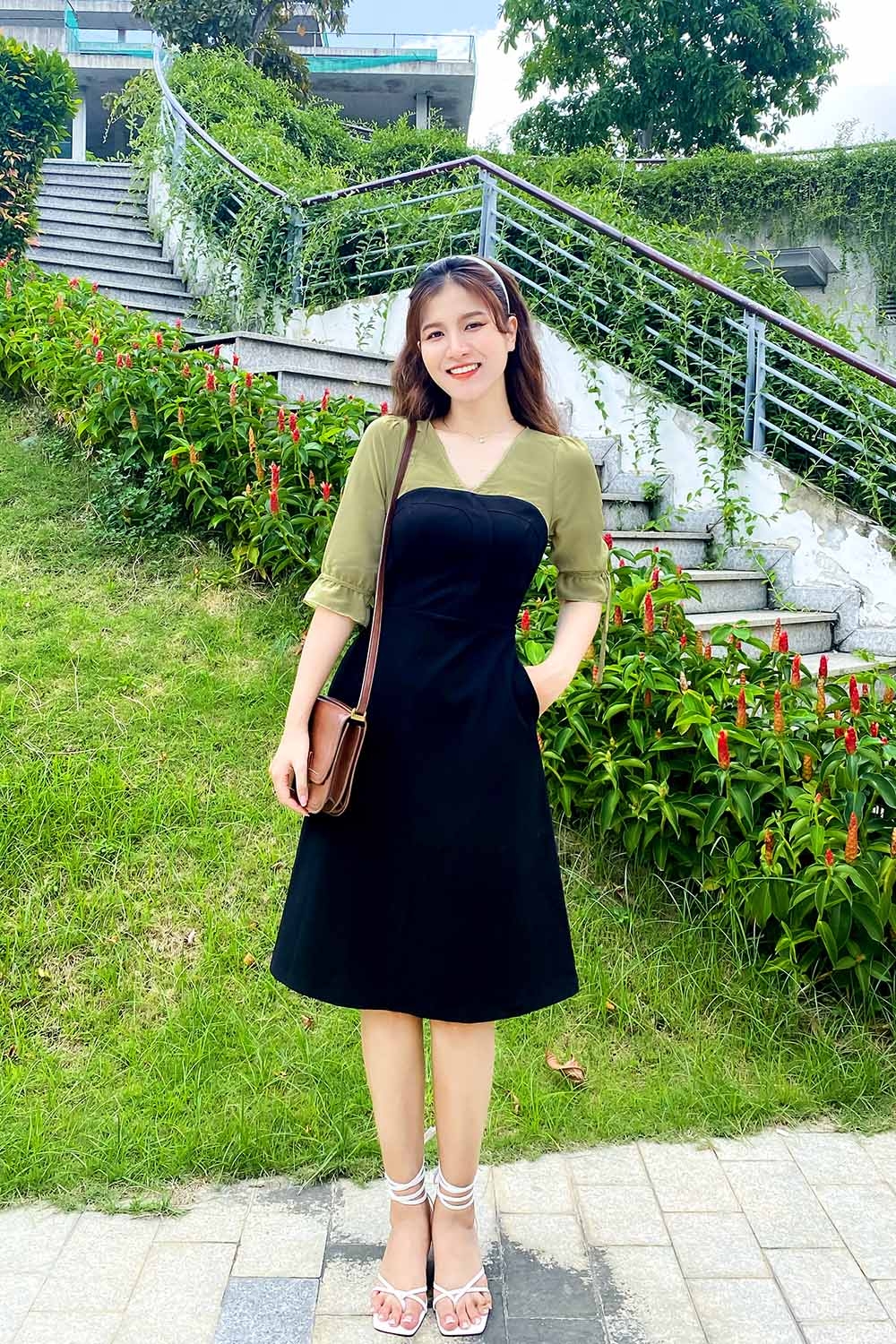 Đầm đen chữ A cổ V tay lỡ phối màu 