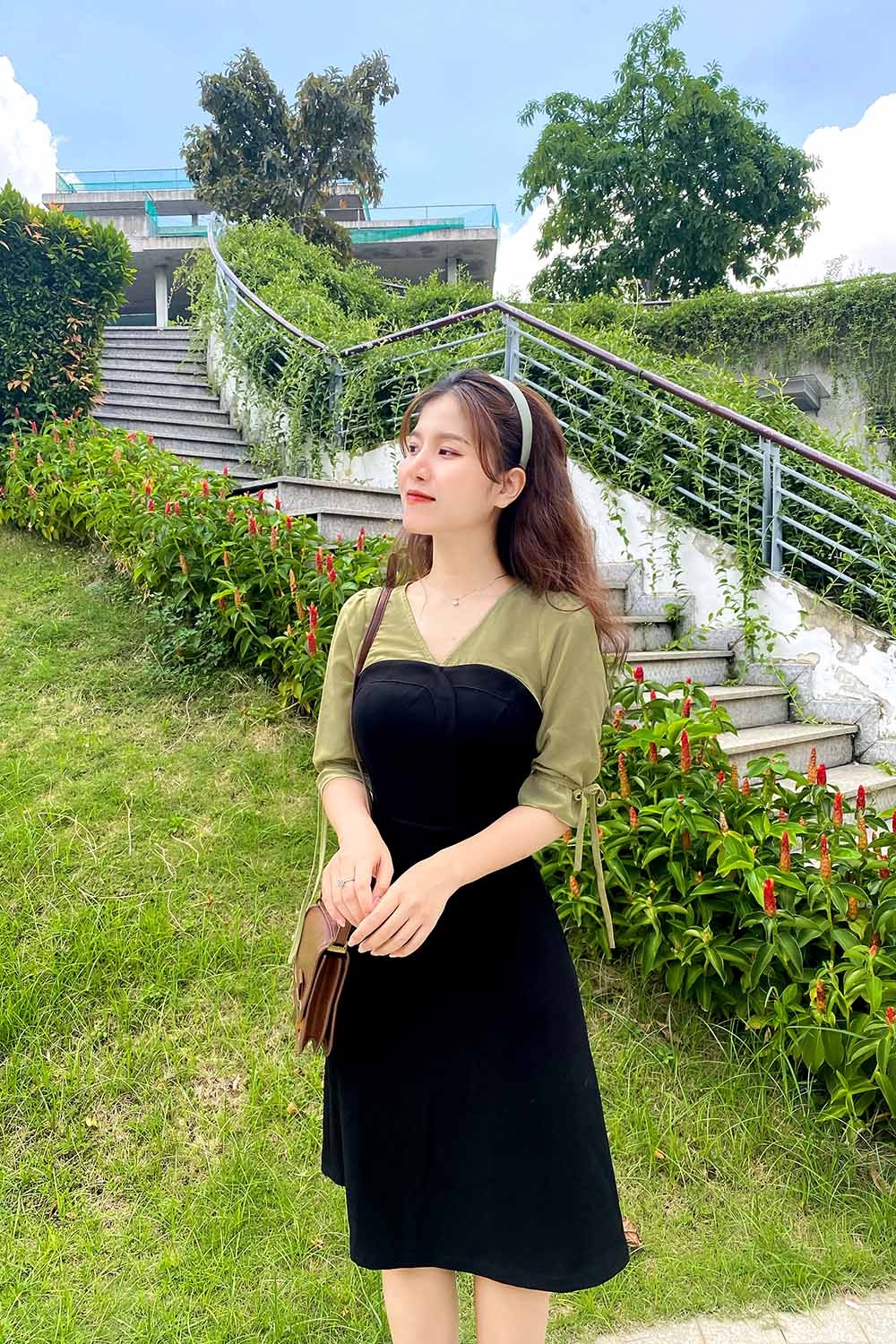 Đầm đen chữ A cổ V tay lỡ phối màu 