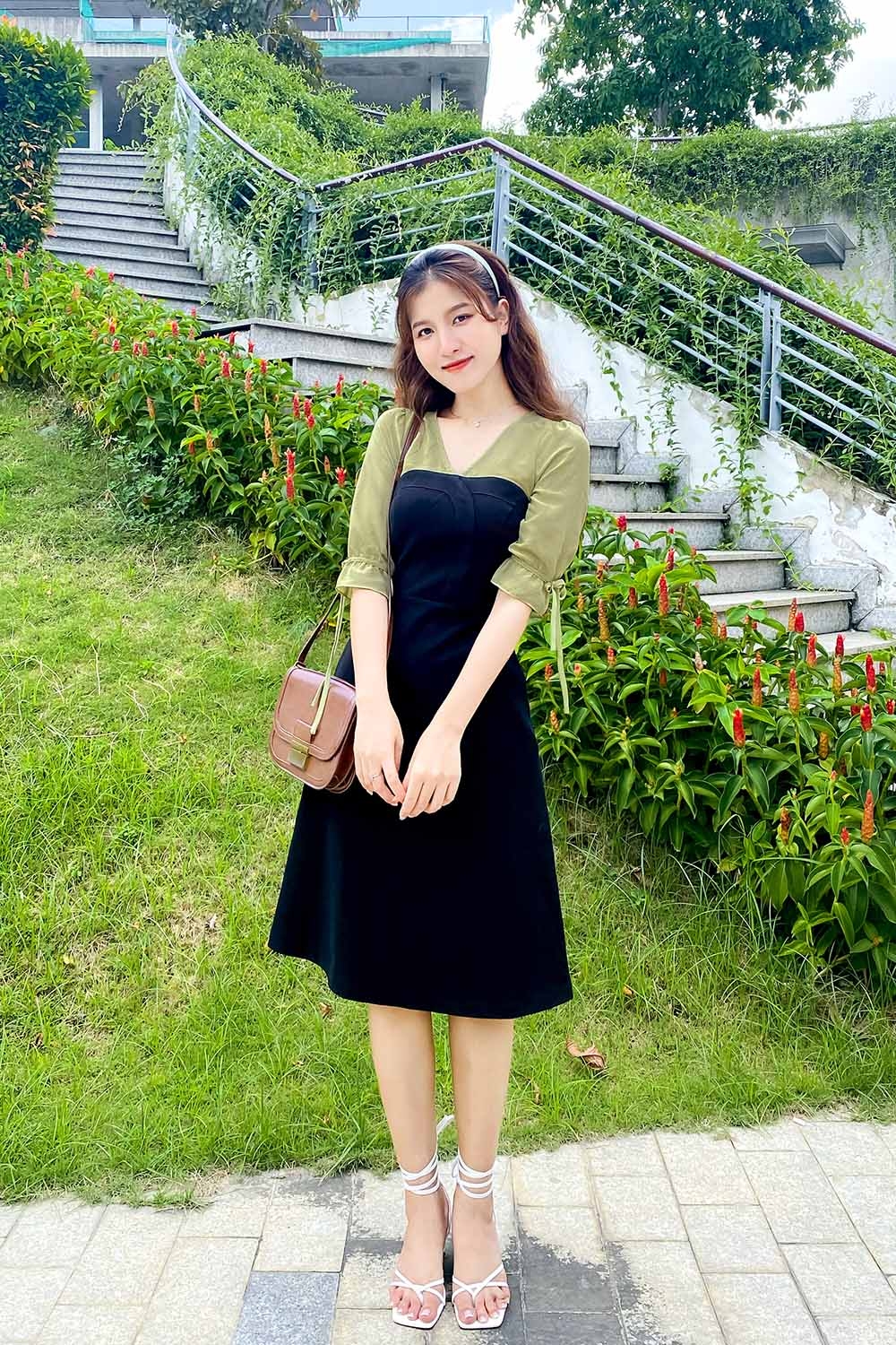 Đầm đen chữ A cổ V tay lỡ phối màu 