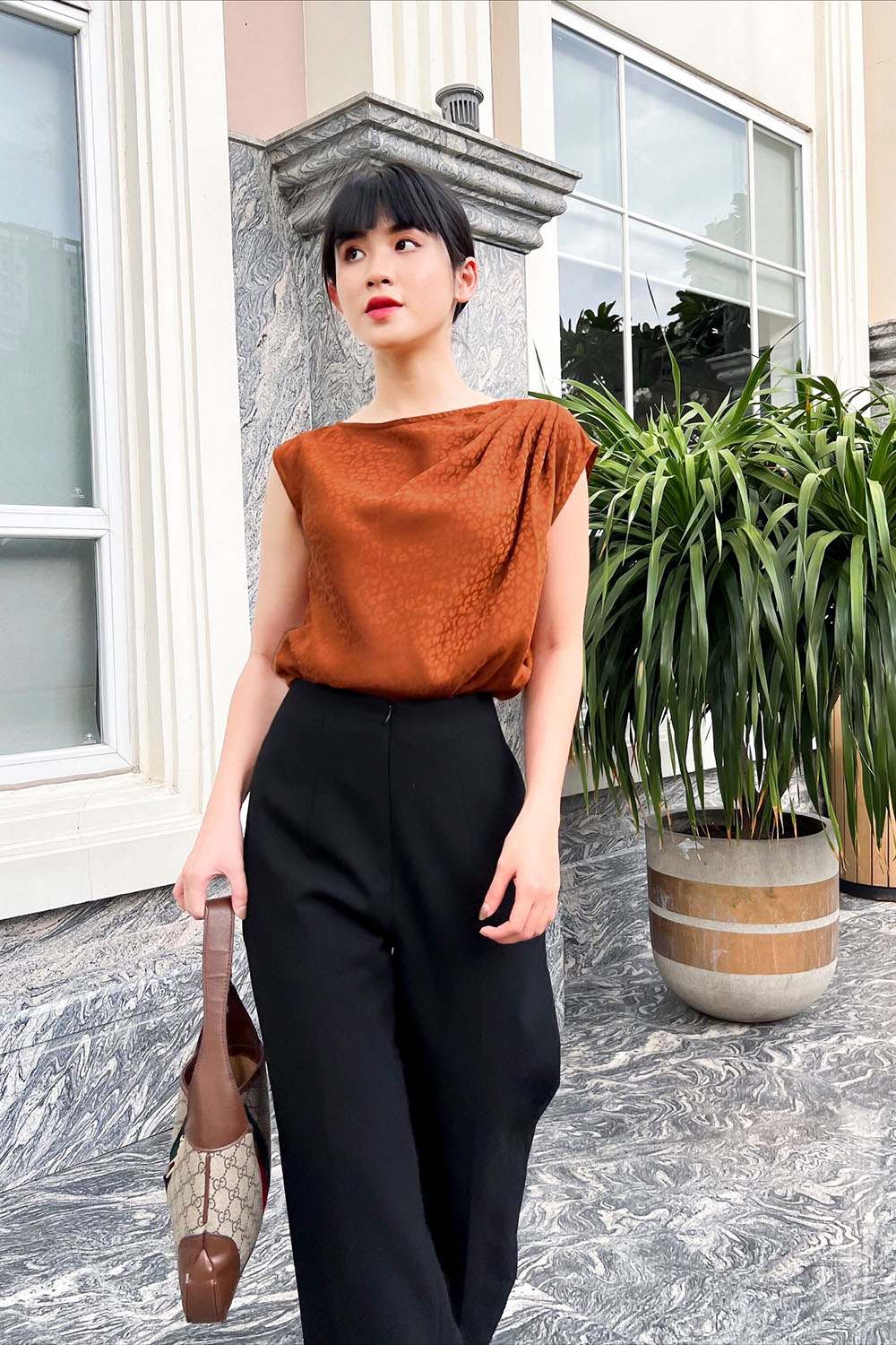 Áo kiểu nữ xếp ly một bên vai 