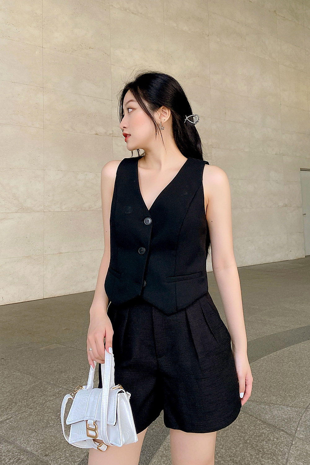 Quần short nữ màu đen hai túi xéo