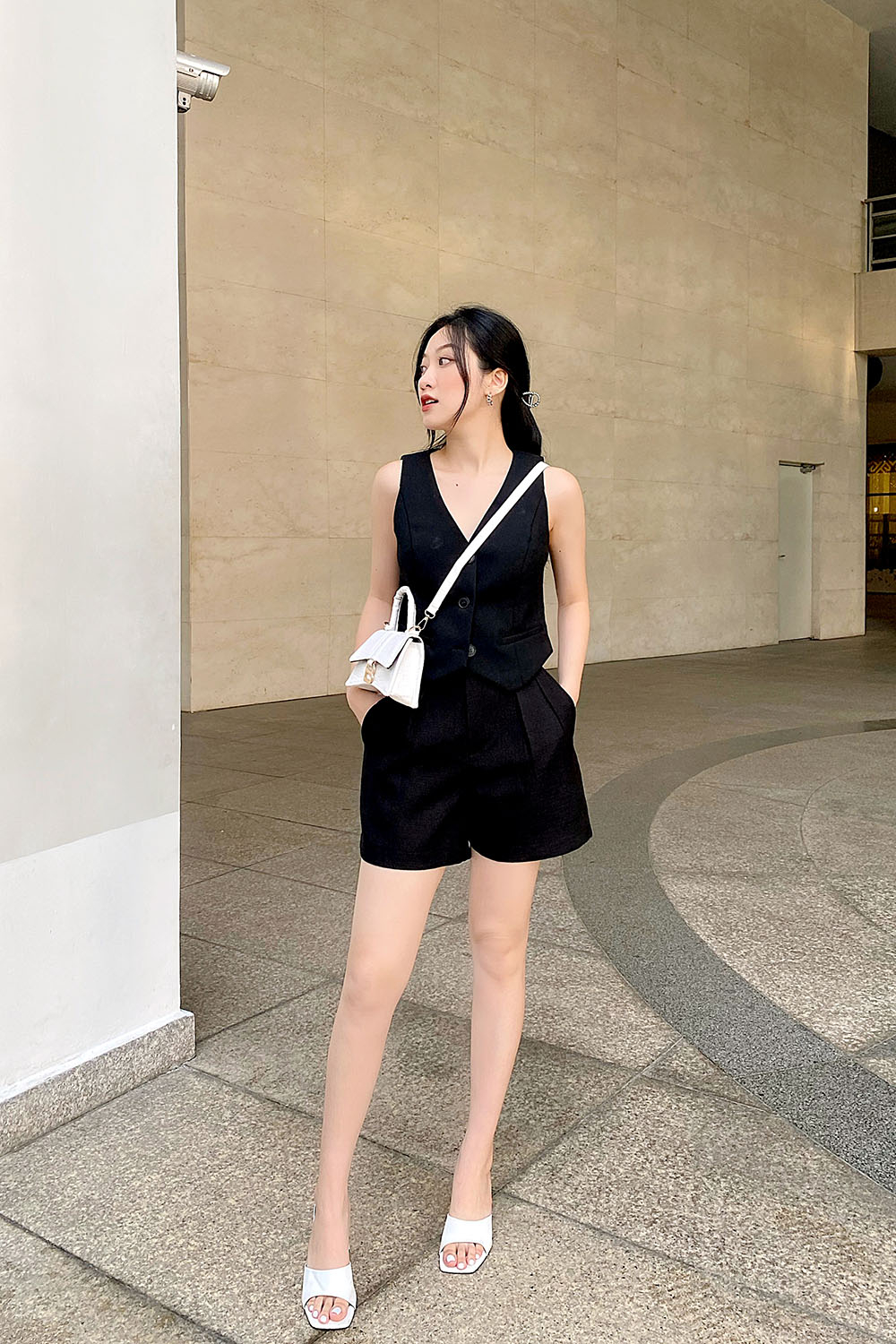 Quần short nữ màu đen hai túi xéo