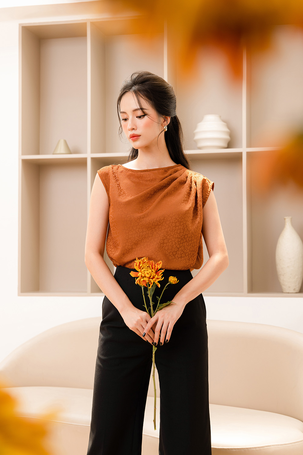 Áo kiểu nữ xếp ly một bên vai 