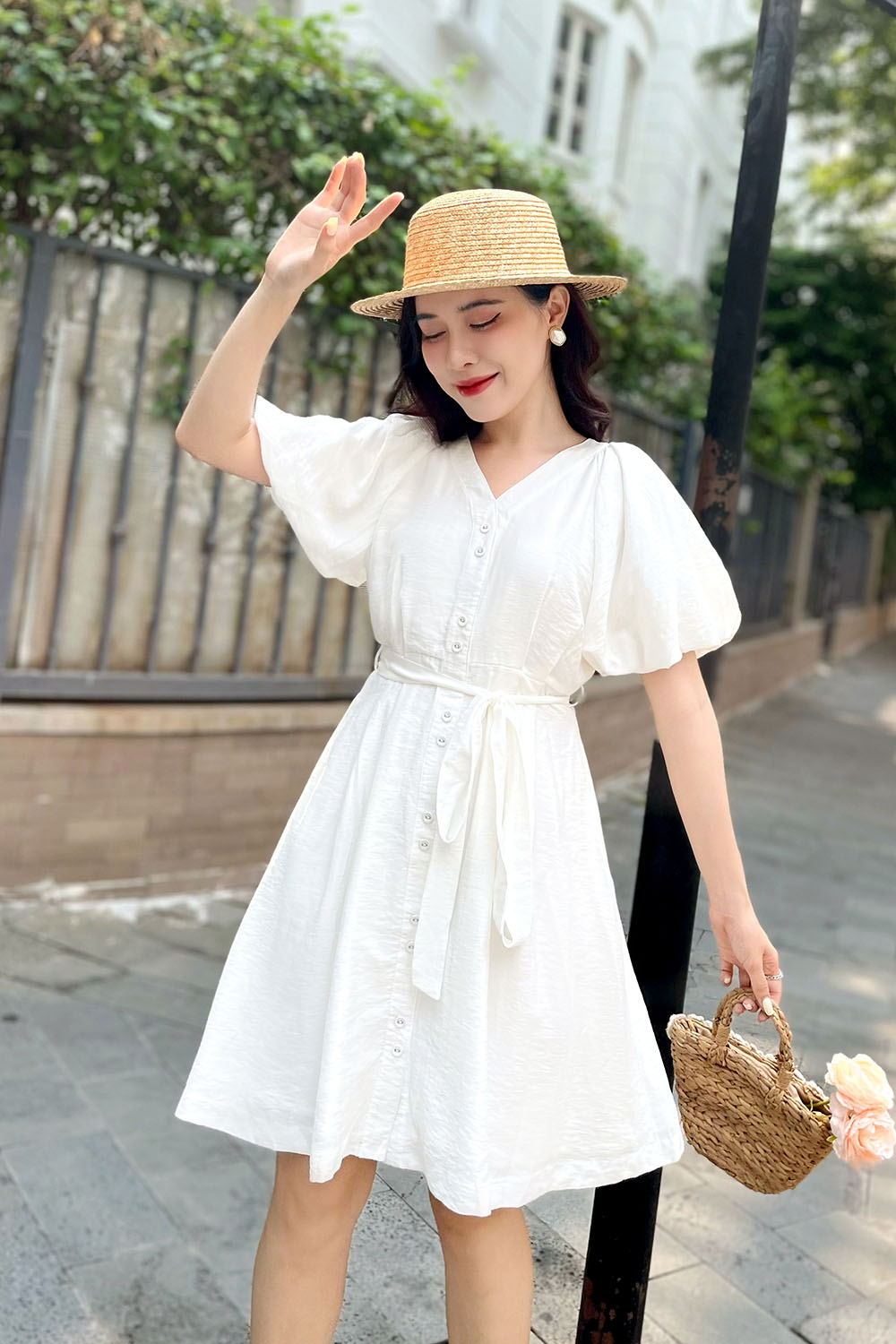 Đầm xòe trắng tay phồng eo phối nơ 