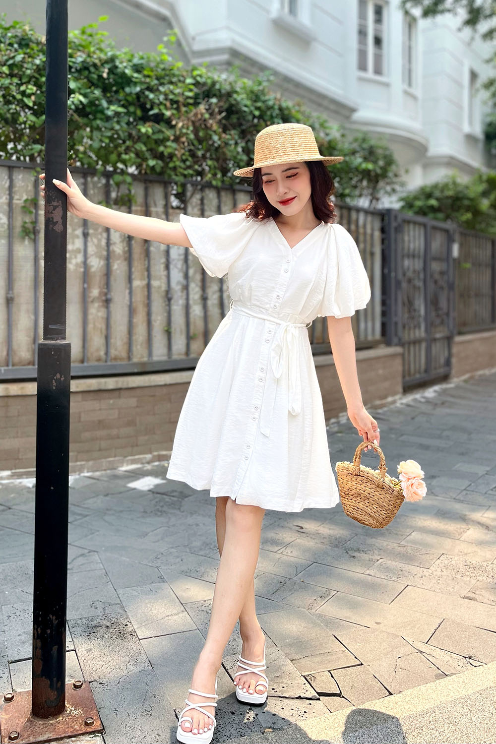 Đầm xòe trắng tay phồng eo phối nơ 