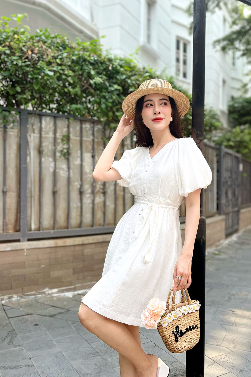 Đầm xòe trắng tay phồng eo phối nơ 