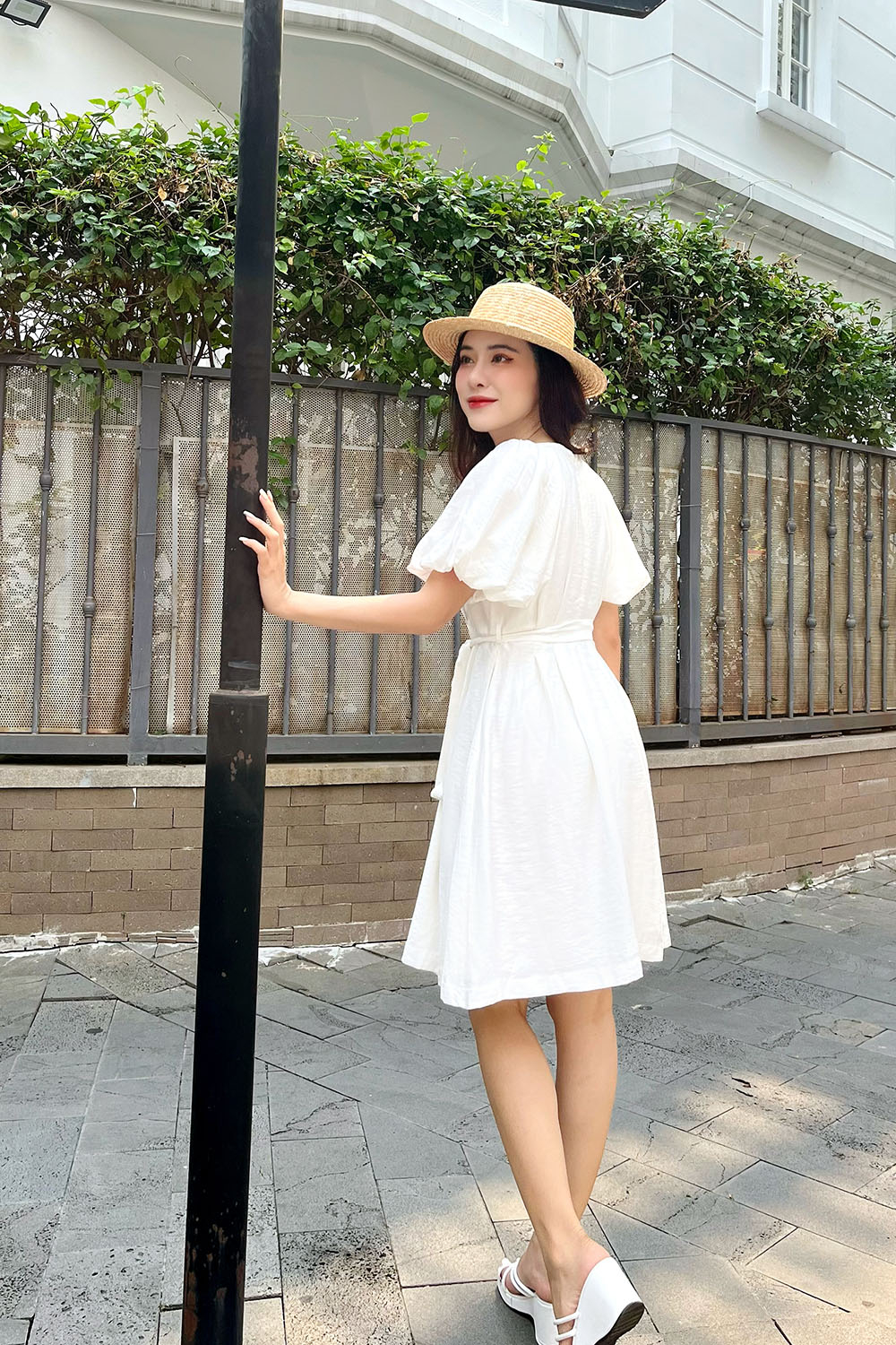 Đầm xòe trắng tay phồng eo phối nơ 