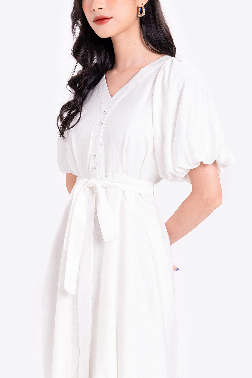 Đầm xòe trắng tay phồng eo phối nơ 