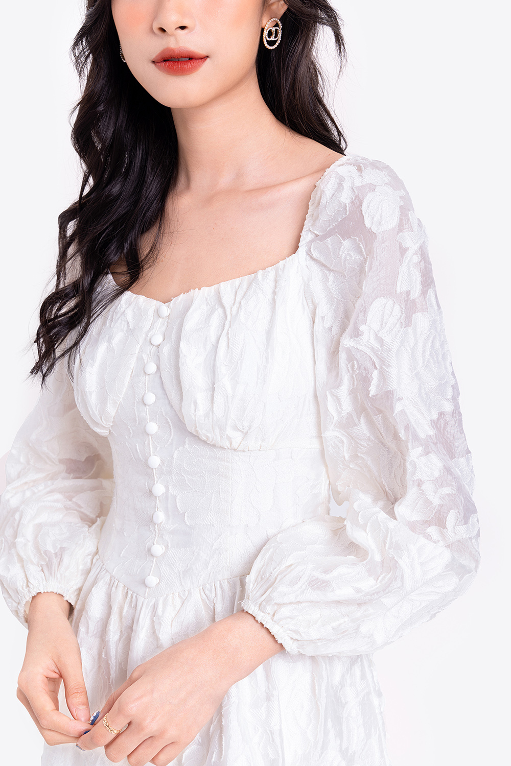 Đầm xòe trắng tay dài nhấn eo phối nút