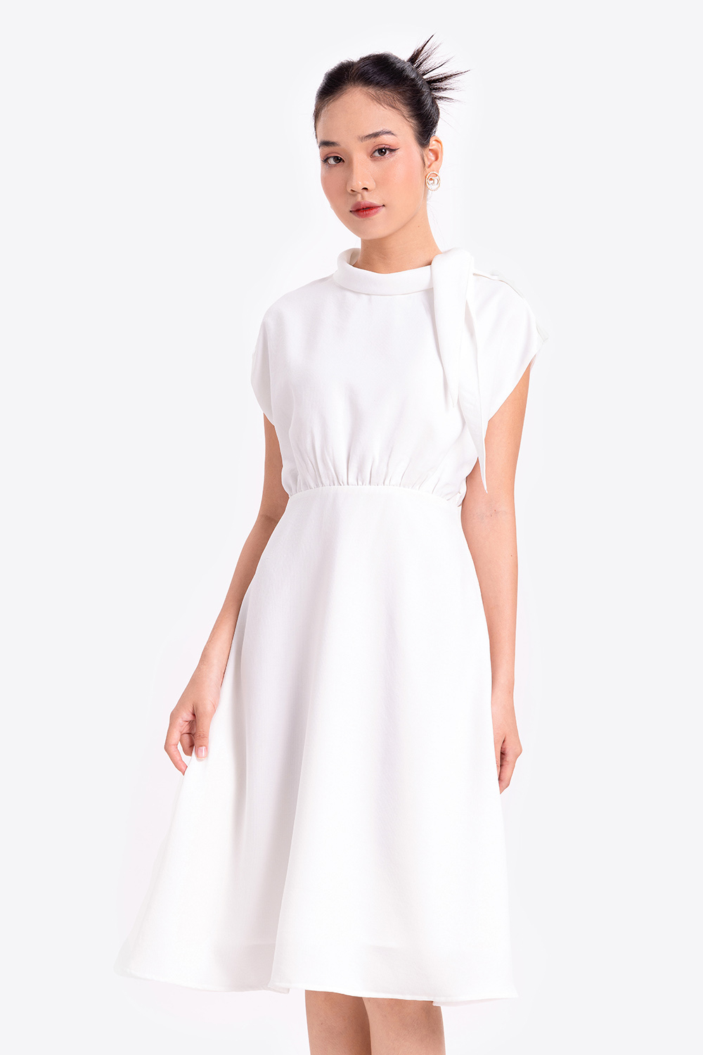 Đầm xòe trắng cổ phối nơ 