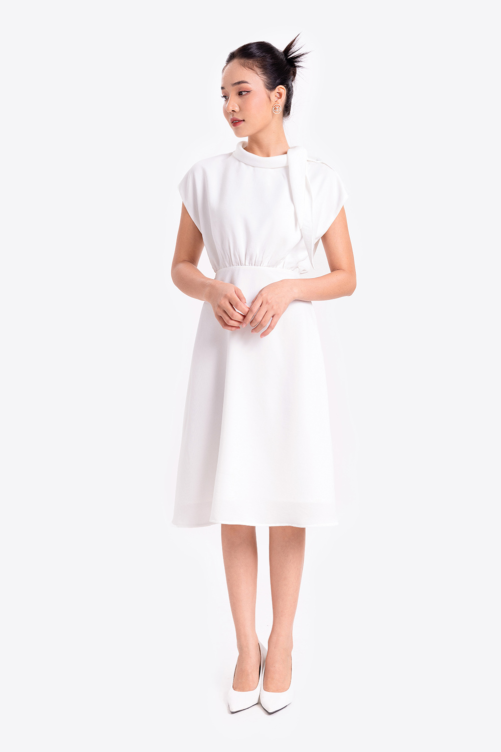 Đầm xòe trắng cổ phối nơ 