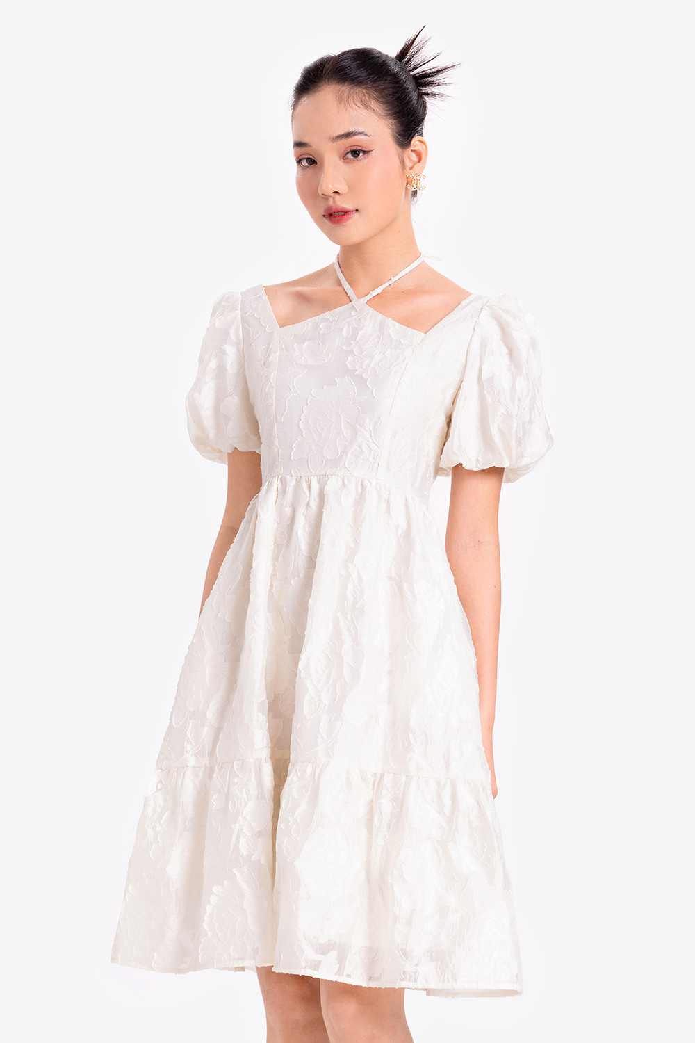 Đầm trắng dự tiệc cổ phối dây nơ tay phồng 