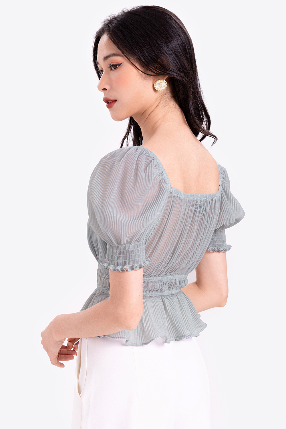 Áo kiểu xếp ly tay phồng cổ vuông 