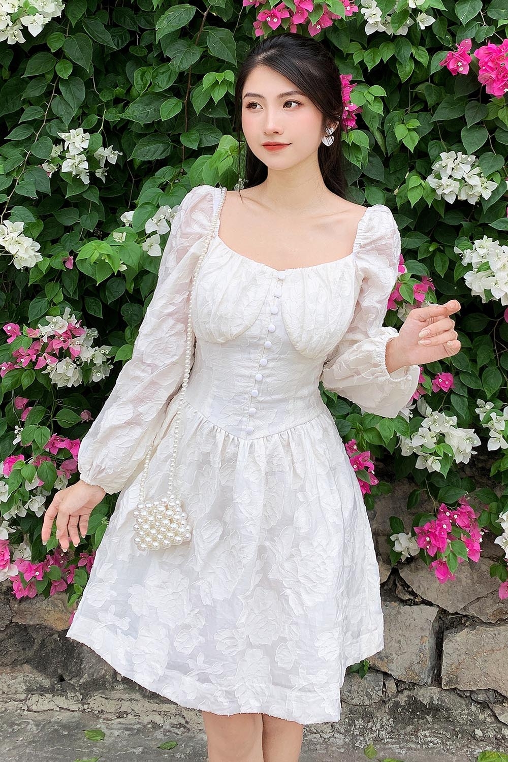 Đầm xòe trắng tay dài nhấn eo phối nút