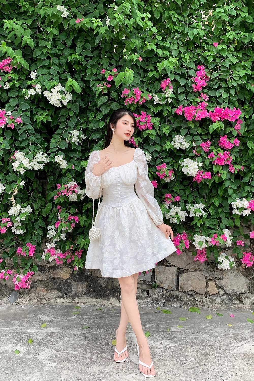 Đầm xòe trắng tay dài nhấn eo phối nút