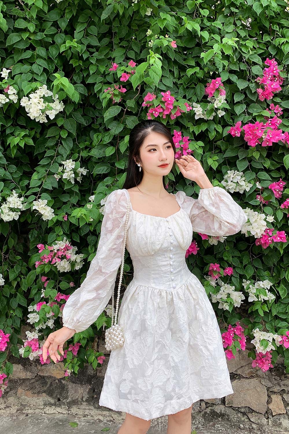 Đầm xòe trắng tay dài nhấn eo phối nút