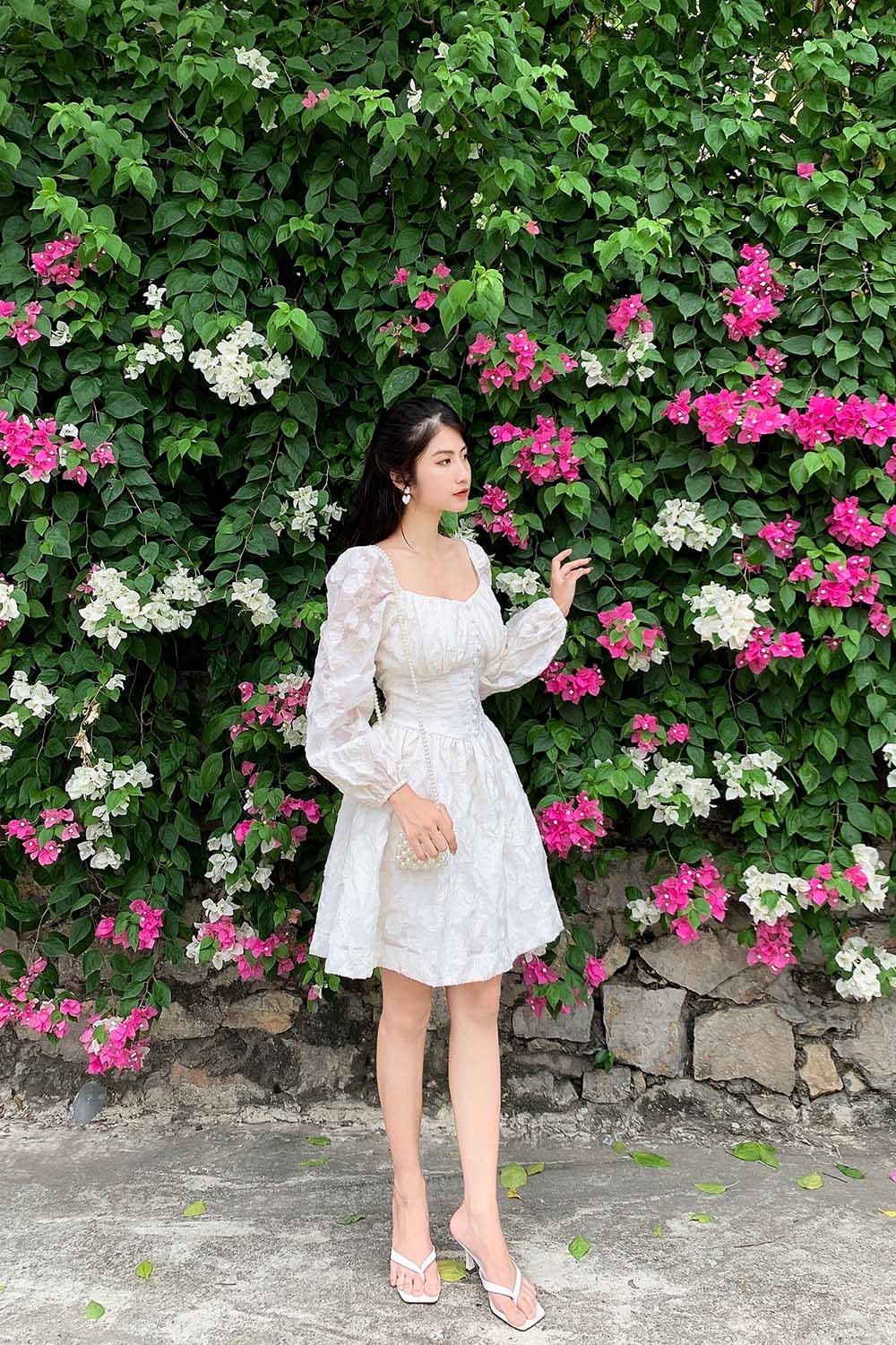 Đầm xòe trắng tay dài nhấn eo phối nút