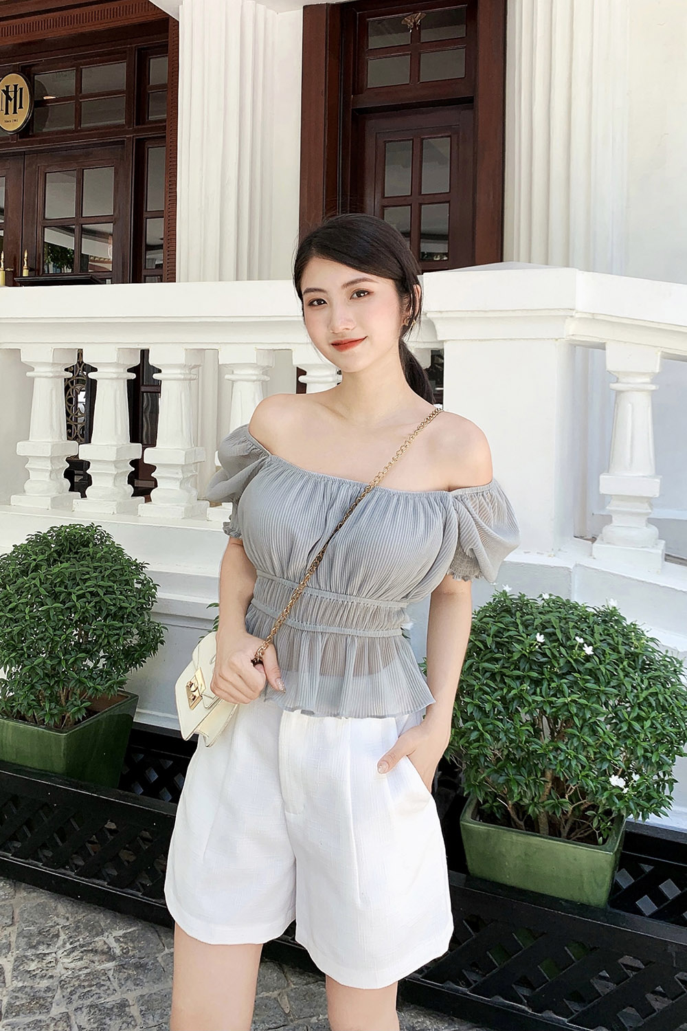 Áo kiểu xếp ly tay phồng cổ vuông 