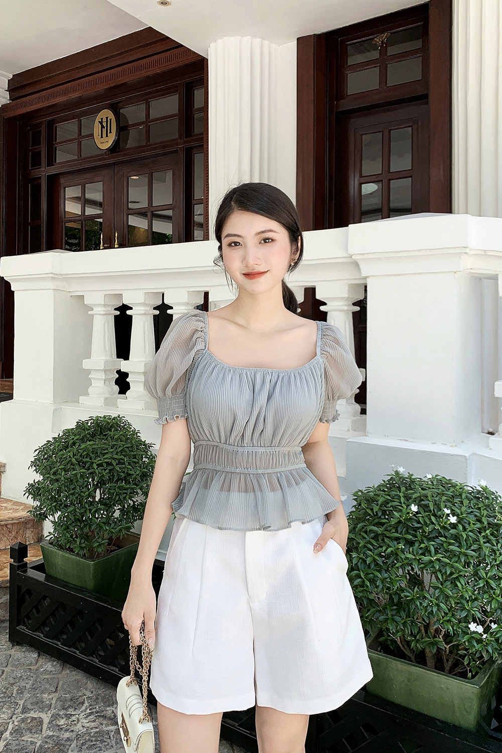 Áo kiểu xếp ly tay phồng cổ vuông 