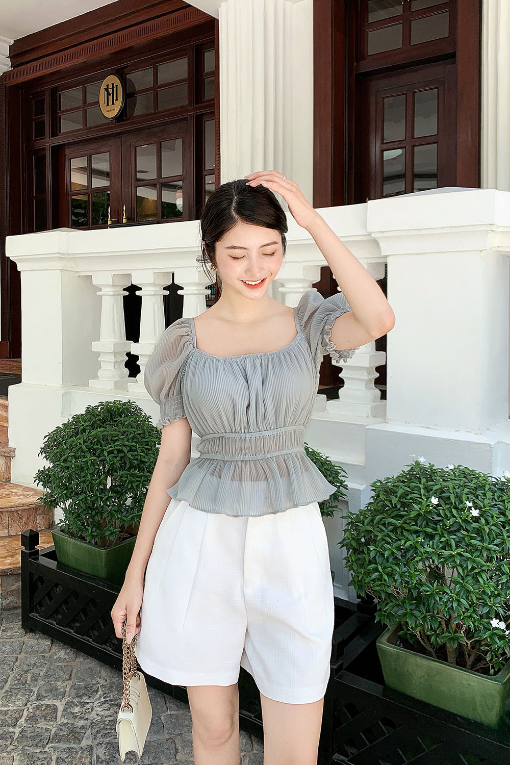 Áo kiểu xếp ly tay phồng cổ vuông 