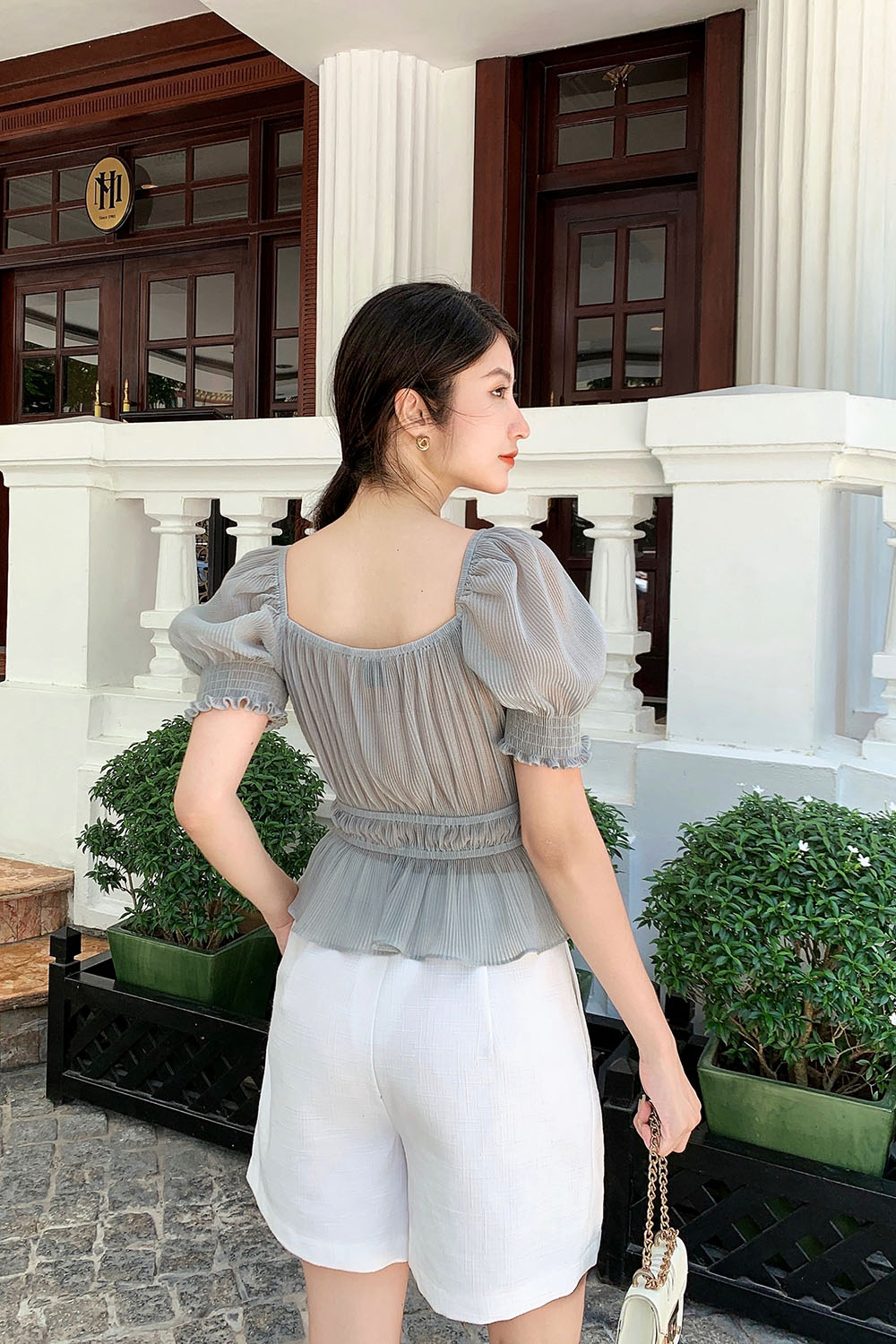 Áo kiểu xếp ly tay phồng cổ vuông 