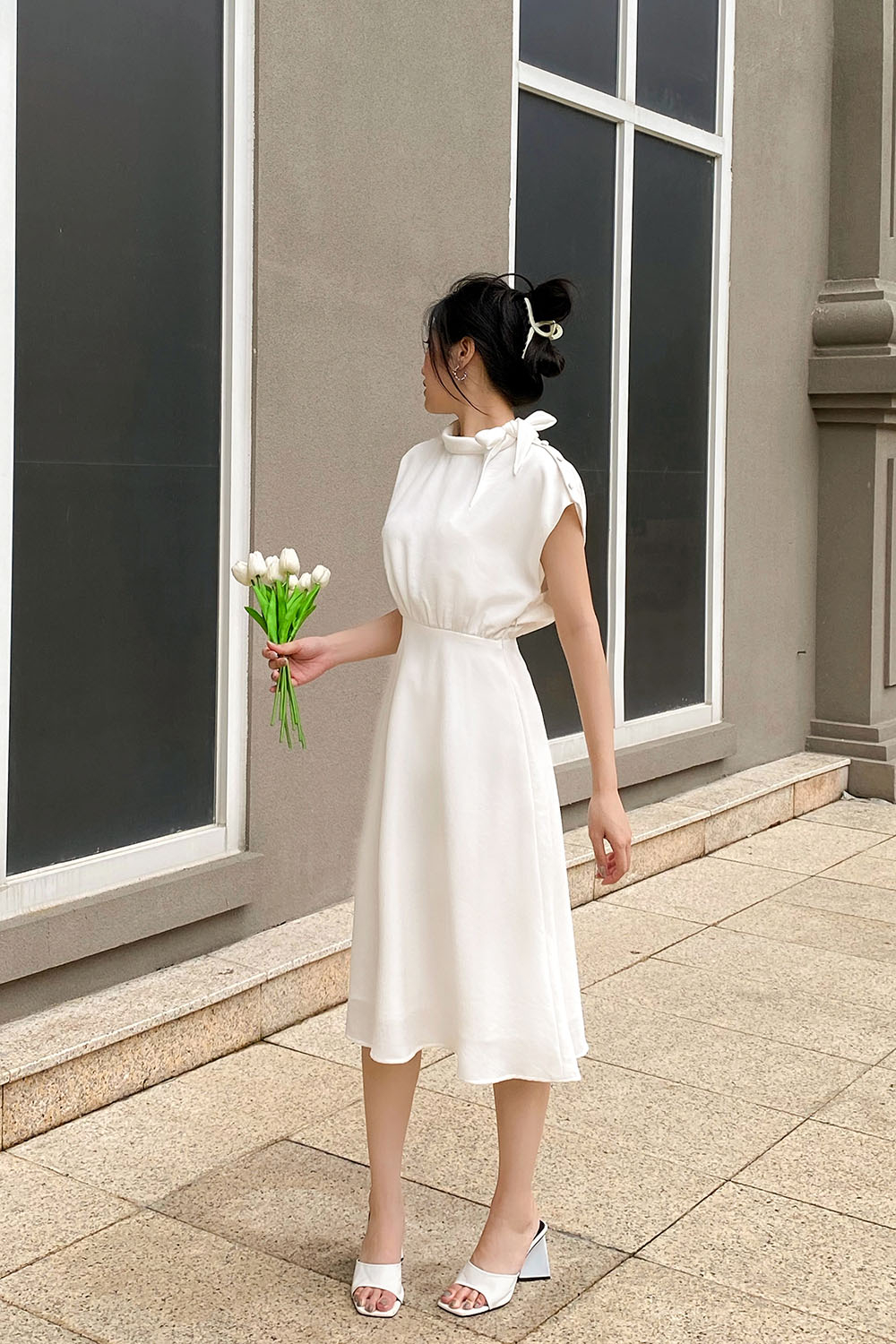 Đầm xòe trắng cổ phối nơ 