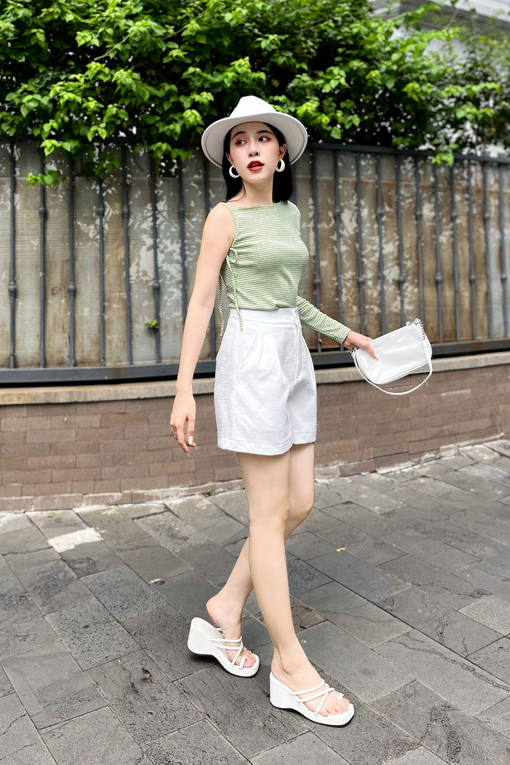 Áo thun kiểu nữ sọc ngang 