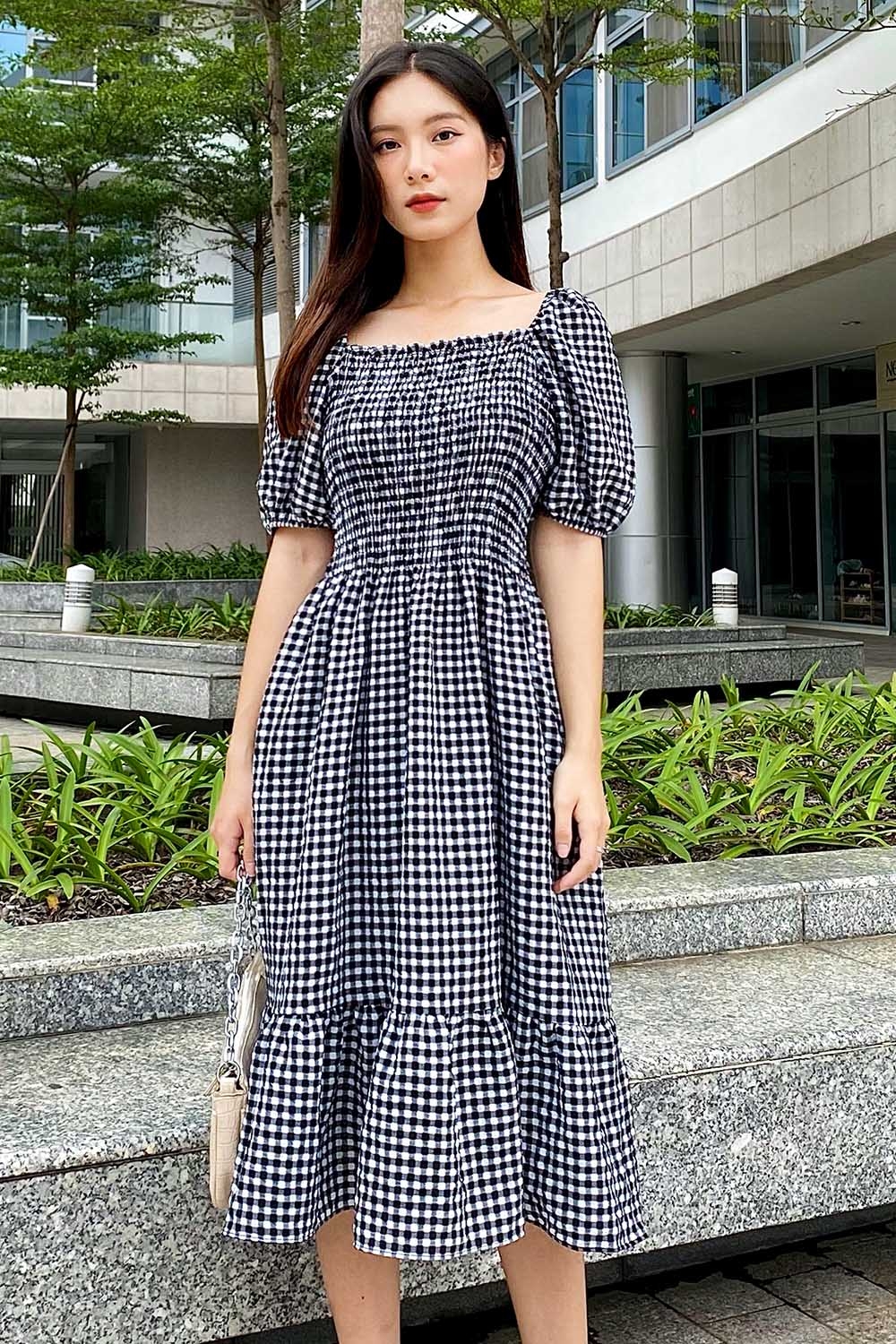 Đầm xòe midi đuôi cá cổ vuông 