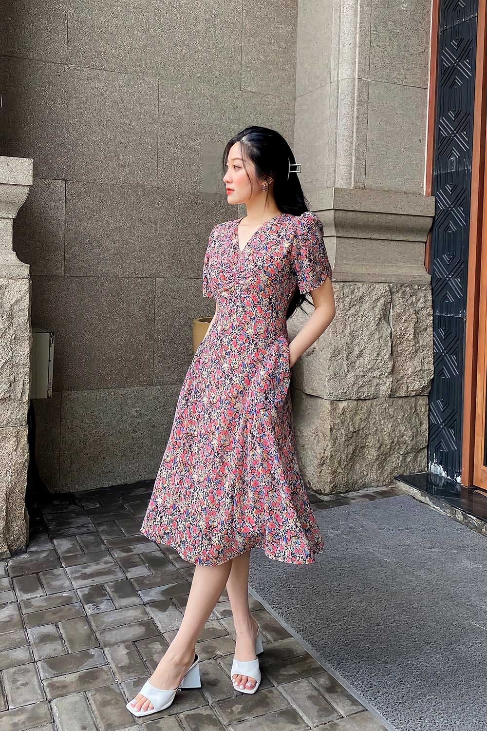 Đầm xòe hoa công sở cổ V 