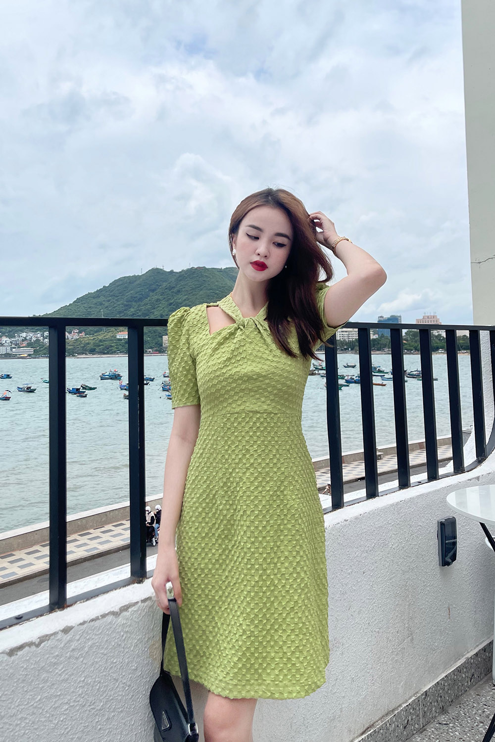 Đầm dự tiệc dáng chữ A cổ xoắn cut-out 