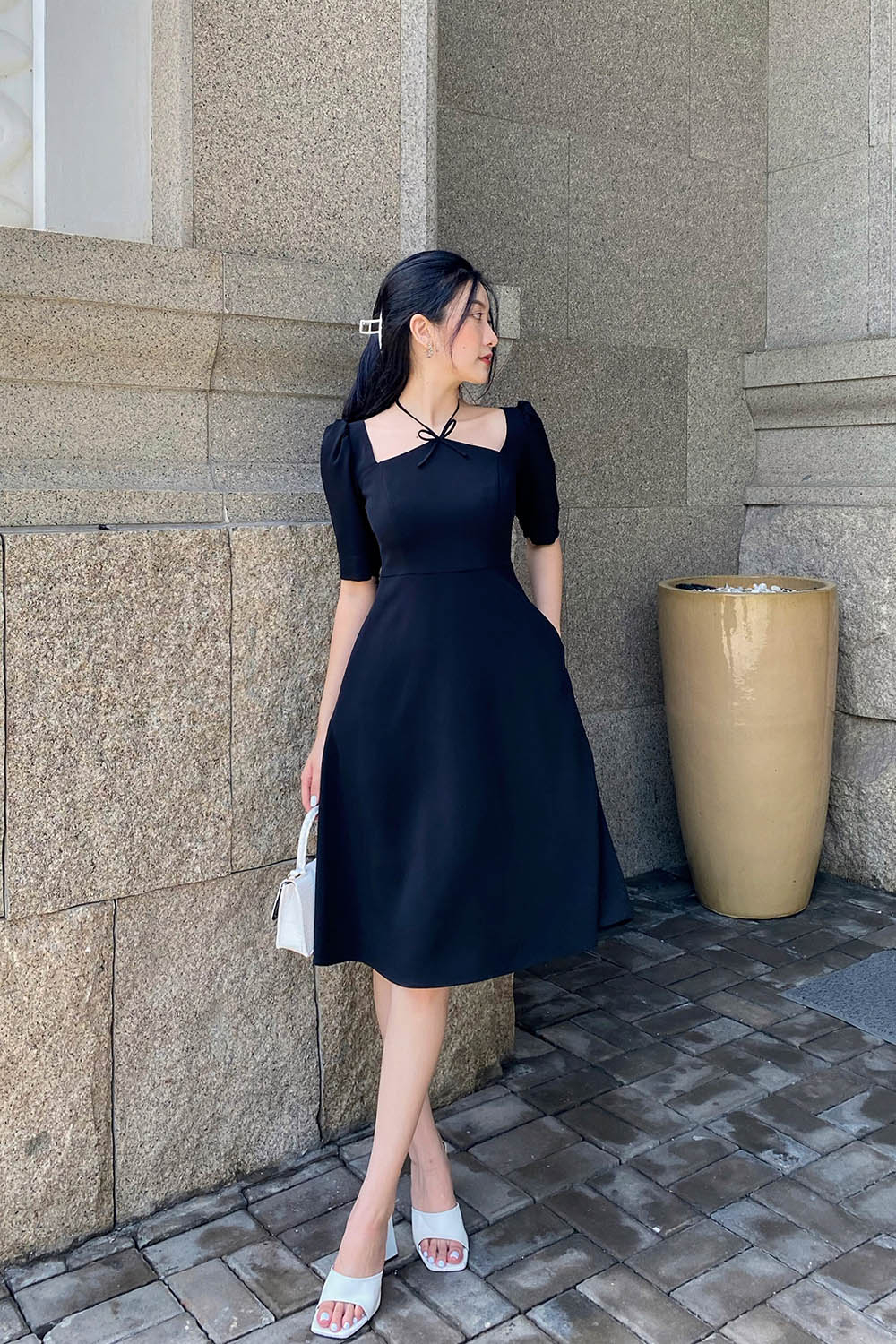 Đầm xòe đen cổ vuông phối dây nơ 