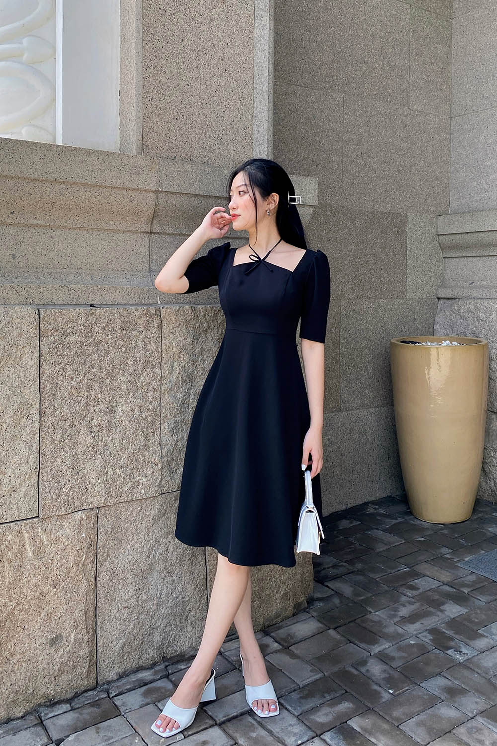 Đầm xòe đen cổ vuông phối dây nơ 