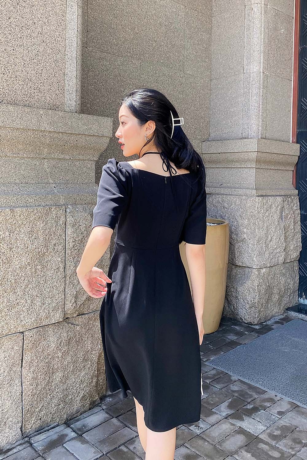 Đầm xòe đen cổ vuông phối dây nơ 