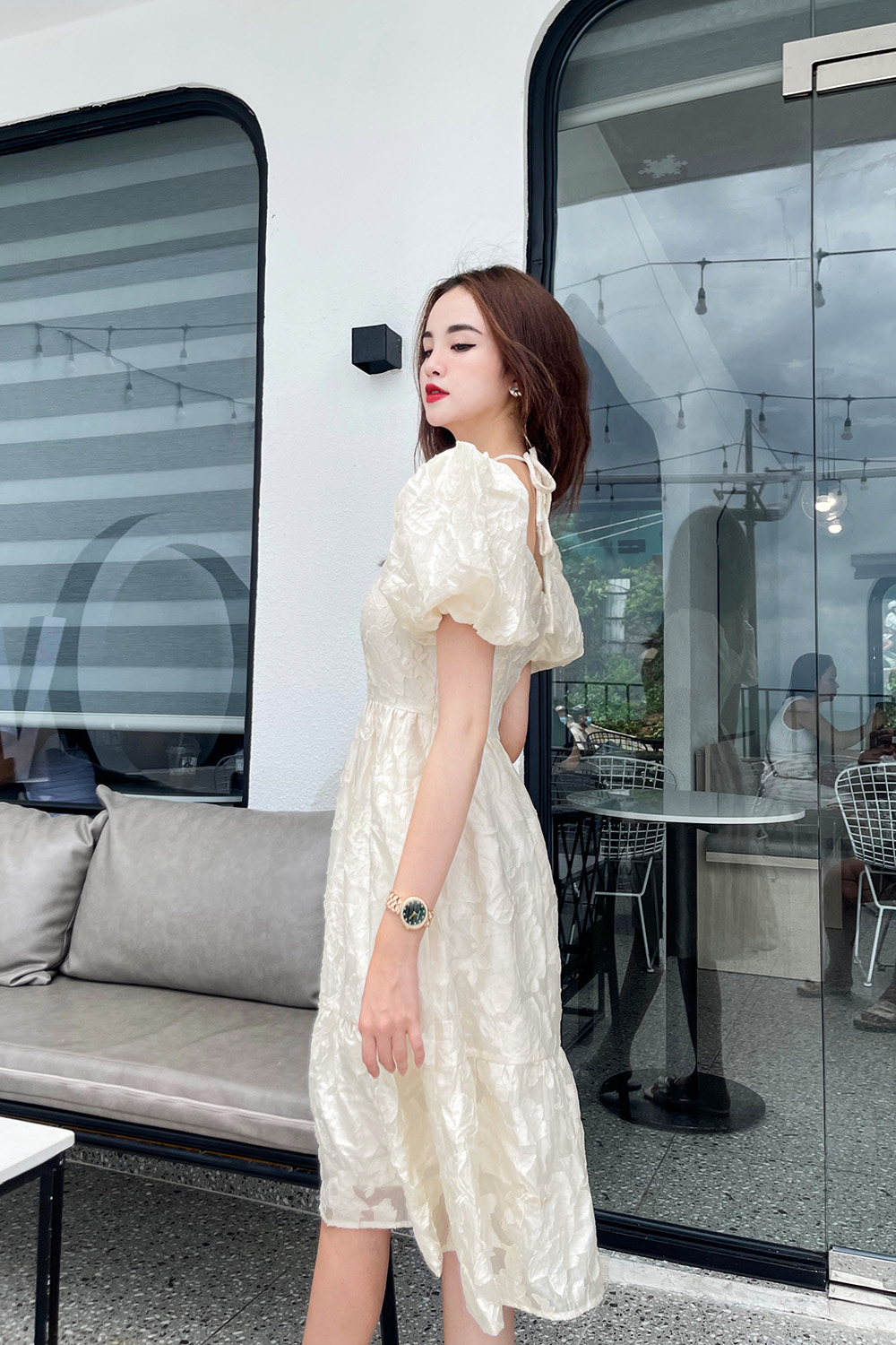 Đầm trắng dự tiệc cổ phối dây nơ tay phồng 