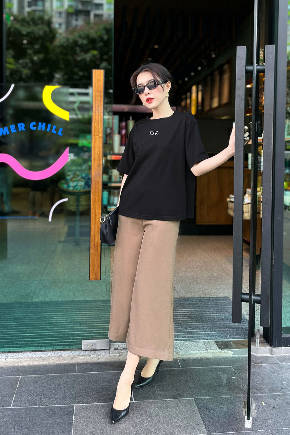 Áo thun nữ màu đen tay lỡ 