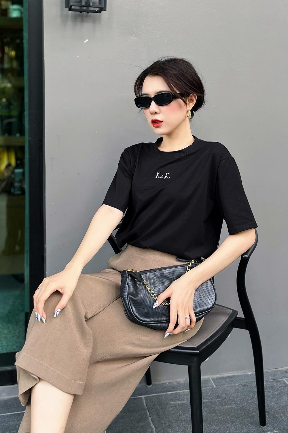 Áo thun nữ màu đen tay lỡ 