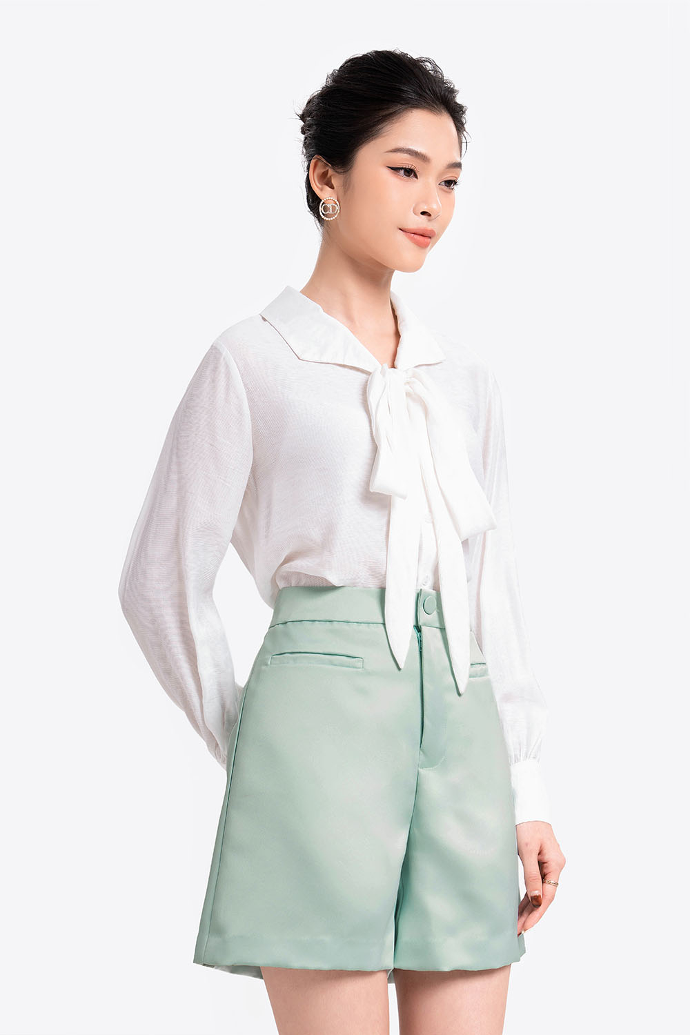 Áo sơ mi trắng công sở phối nơ cổ 