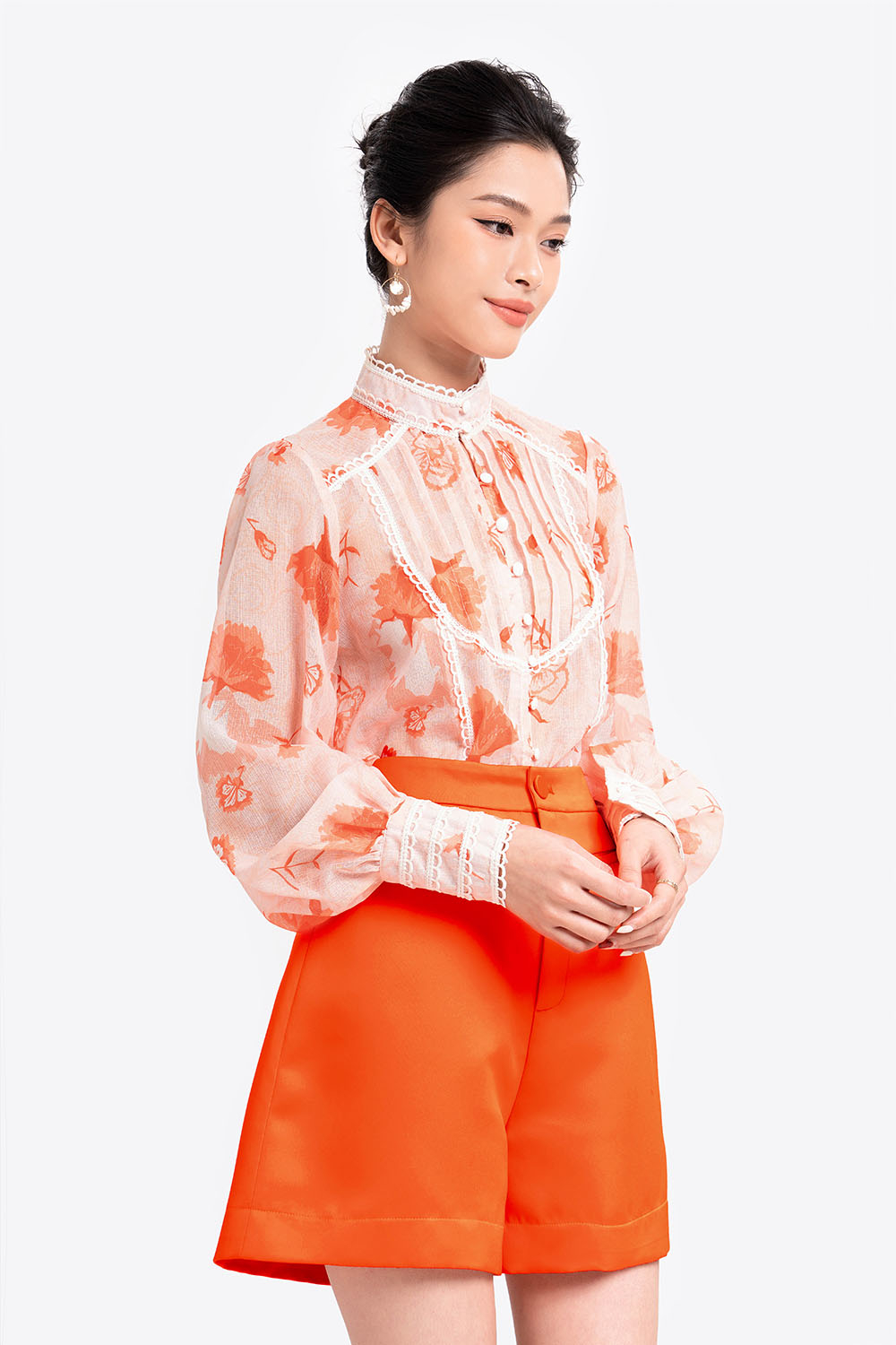 Áo sơ mi hoa tay dài viền đăng-ten 