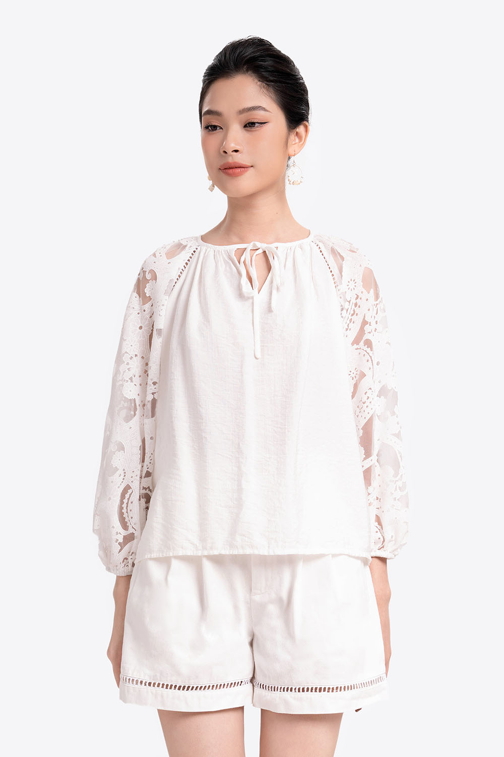 Áo sơ mi công sở nữ màu trắng tay lỡ 