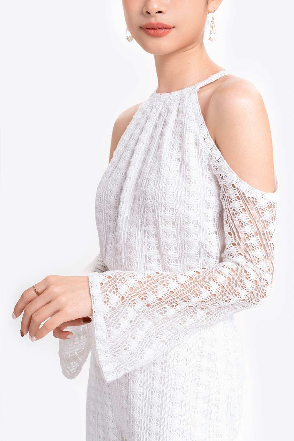 Áo kiểu tay dài cổ yếm cut out vai