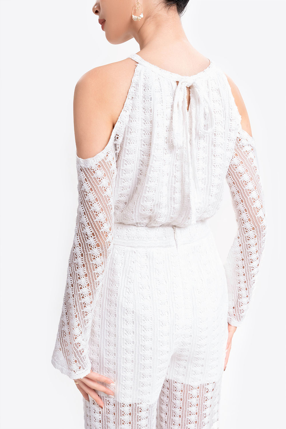 Áo kiểu tay dài cổ yếm cut out vai