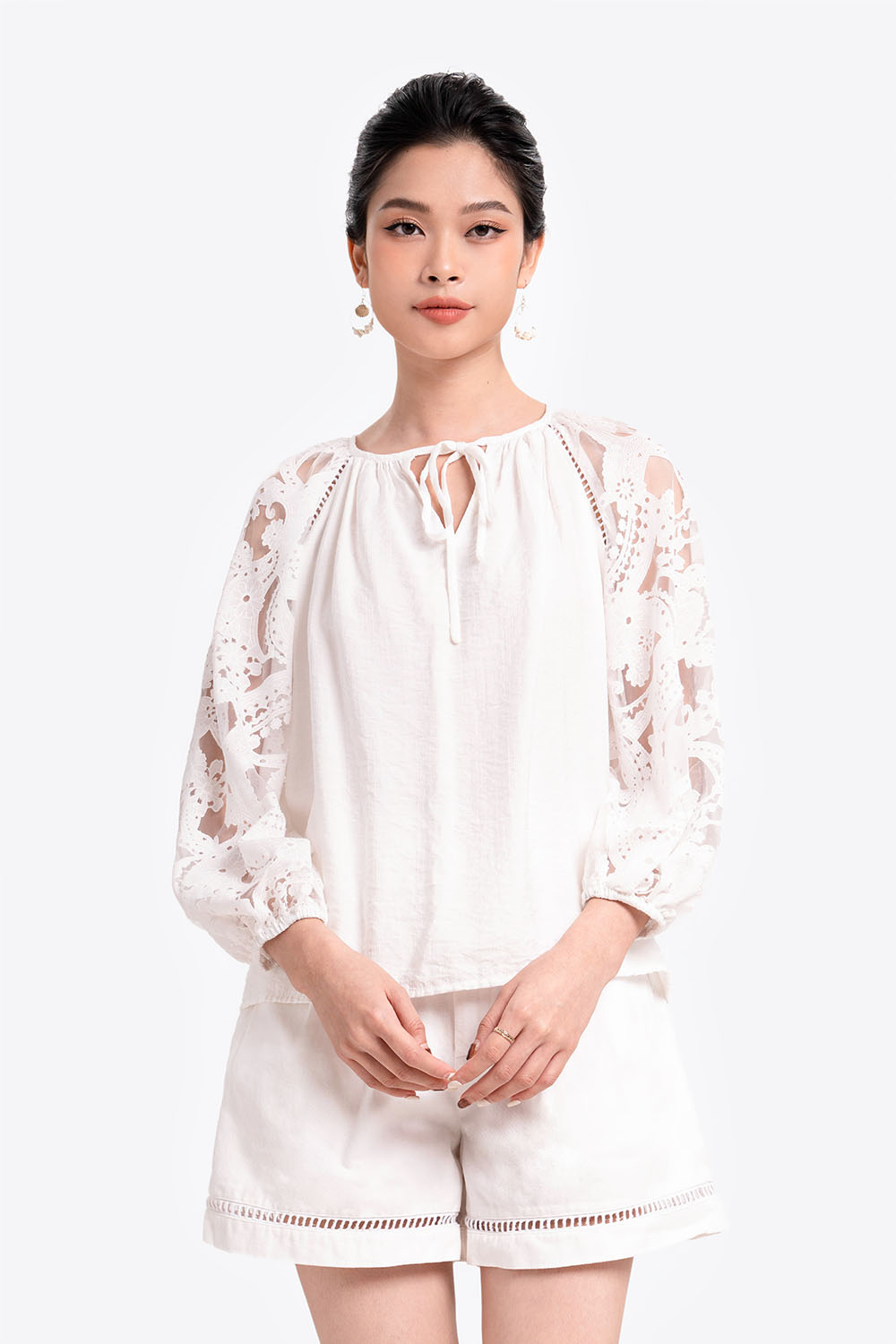 Quần short trắng hai túi lai phối đăng-ten 