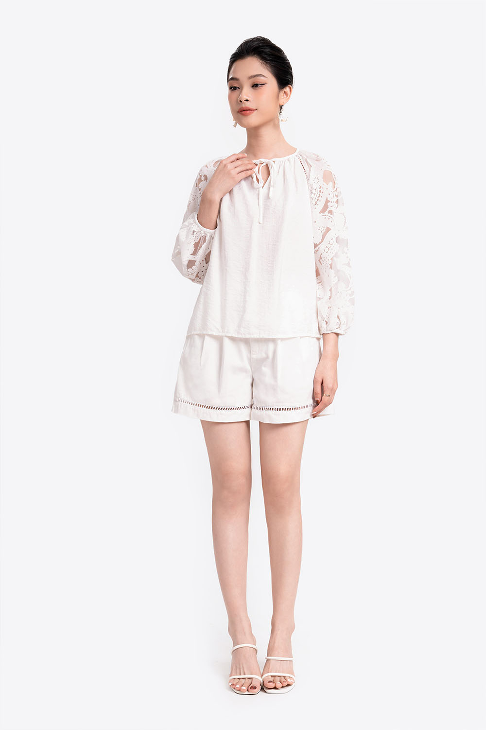 Quần short trắng hai túi lai phối đăng-ten 