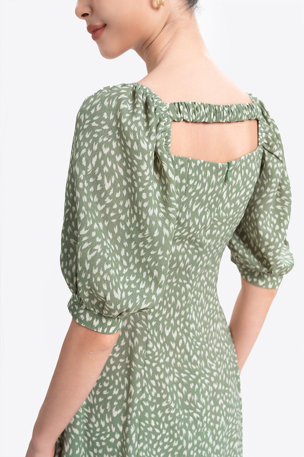 Đầm xòe họa tiết lưng cut out 